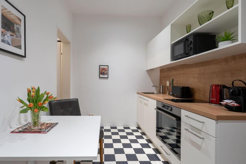 Practical 1Br Flat By Center By Hm Viena Exterior foto